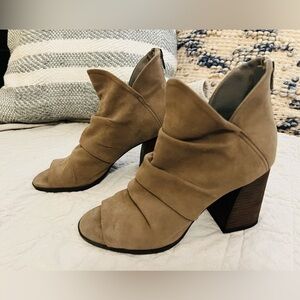 Tahari Devina open toe taupe suede booties size 6